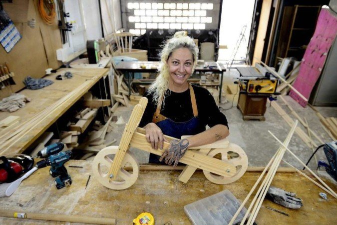  14/03/2023 Cr&eacute;dito: Marcelo Ferreira/CB/D.A Press. Brasil. Brasilia - DF - Mulheres que v&atilde;o &agrave; luta.  Poli Salom&eacute; tem um galp&atilde;o de macenaria na 713 Norte.