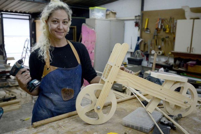  14/03/2023 Cr&eacute;dito: Marcelo Ferreira/CB/D.A Press. Brasil. Brasilia - DF - Mulheres que v&atilde;o &agrave; luta.  Poli Salom&eacute; tem um galp&atilde;o de macenaria na 713 Norte.
