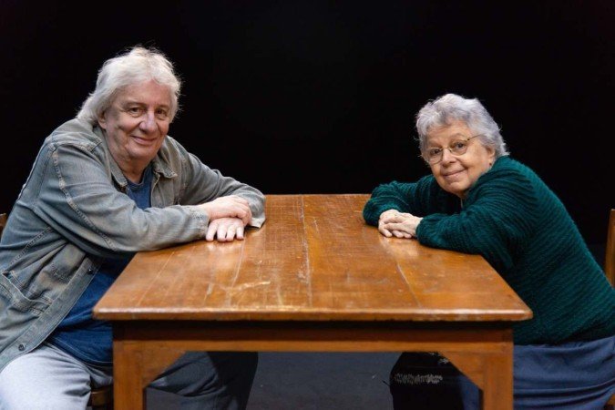 Marco Nanini e Camilla Amado em  As Cadeiras, de Eugène Ionesco, teatro em tela dirigido por Fernando Libonati. Crédito nas imagens