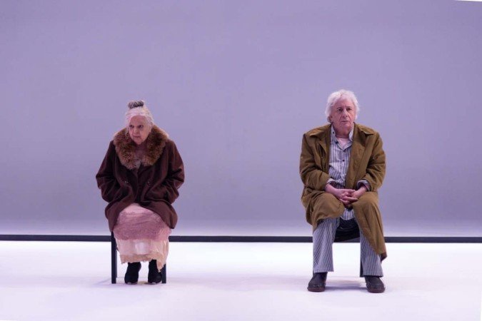 Marco Nanini e Camilla Amado em  As Cadeiras, de Eugène Ionesco, teatro em tela dirigido por Fernando Libonati. Crédito nas imagens