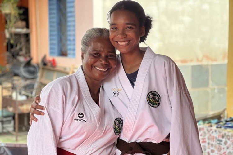 Atletas de karatê, mãe e filha buscam ajuda para custear viagem a campeonato