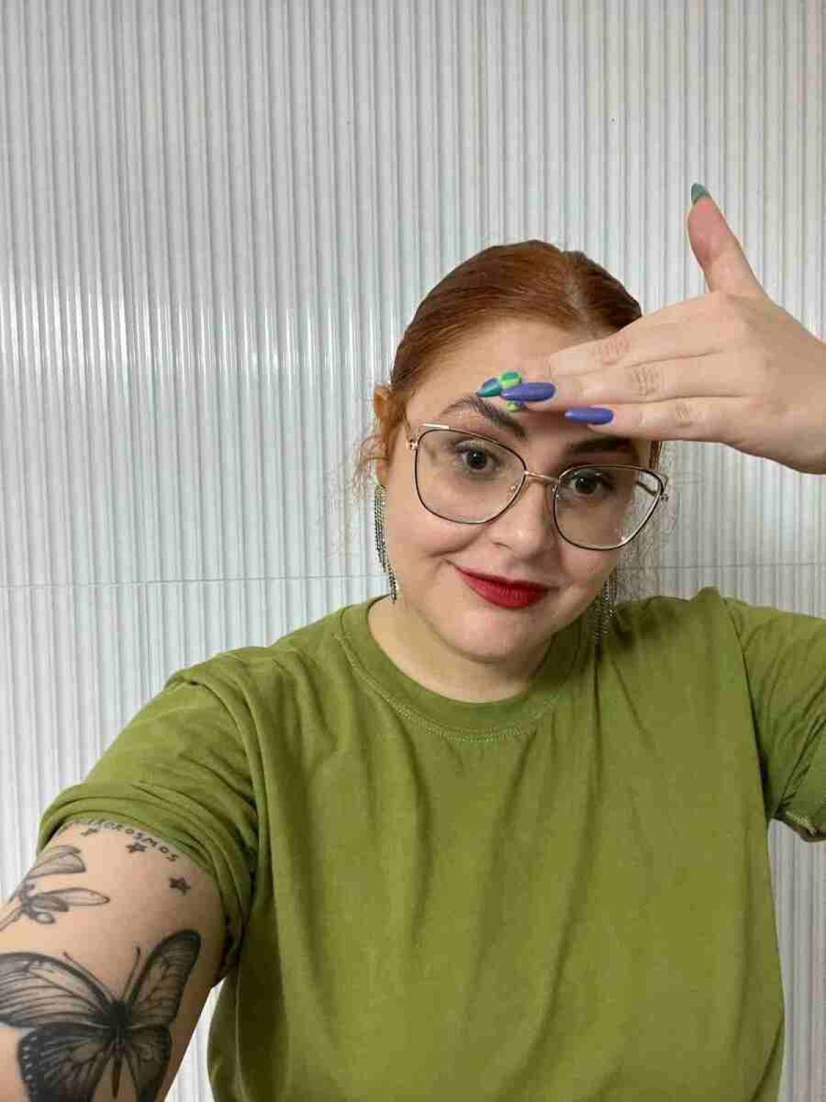 Carol Jaborandy arrasando com as unhas inspiradas nos anos 1960, mas com cores super vibrantes de verde e roxo Carol Jaborandy arrasando com as unhas inspiradas nos anos 1960, mas com cores super vibrantes de verde e roxo