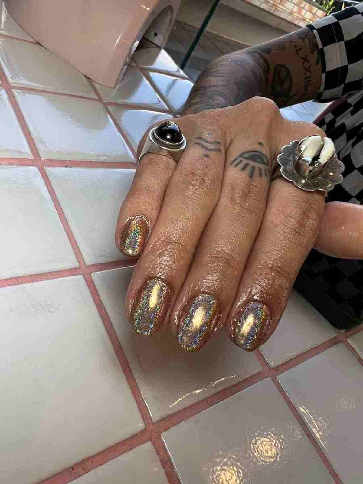 Entre os anos 1980 e 1990, unhas com brilho extremo voltam a ser pedidas Entre os anos 1980 e 1990, unhas com brilho extremo voltam a ser pedidas
