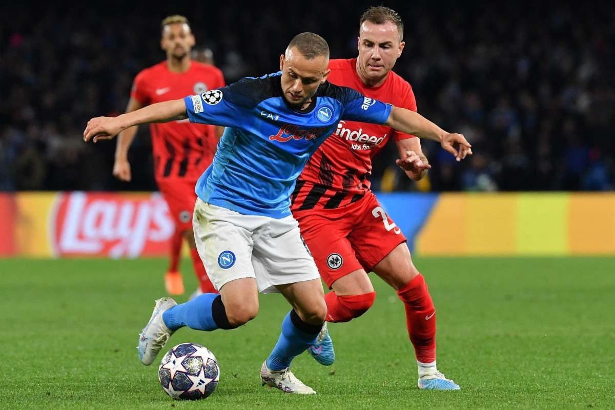 Napoli cadencia Eintracht Frankfurt e vai às quartas da Champions