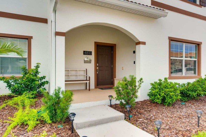 Nesse espaço criado por Isabella Nalon, a fachada da casa tem um recuo e um banco, se transformando em um espaço acolhedor