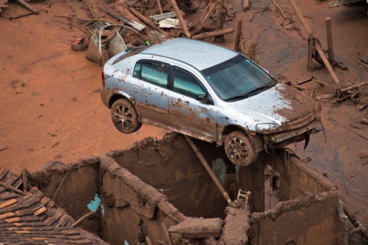 Ação na Inglaterra pede R$ 230 bi em indenizações para 700 mil vítimas do desastre de Mariana