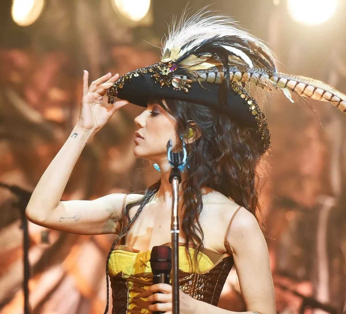 Manu Gavassi segue a trilha de Rita Lee e regrava 'Fruto proibido' 