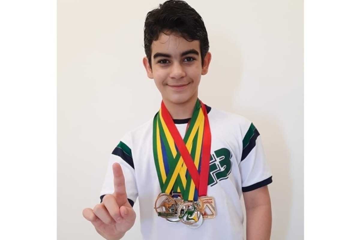 Estudante de 14 anos, recordista de aprovação em vestibulares, consegue estágio 