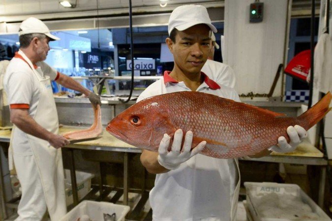 Gerente de uma peixaria na Feira do Guará, Luís Mesquita celebra alta na procura dos pescados que sempre ocorre nesta época do ano