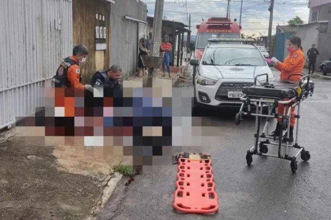 Homem vítima de esfaqueamento na quadra 15 do Paranoá é atendido por bombeiros - (crédito: PMDF/Divulgação) Homem vítima de esfaqueamento na quadra 15 do Paranoá é atendido por bombeiros - (crédito: PMDF/Divulgação)