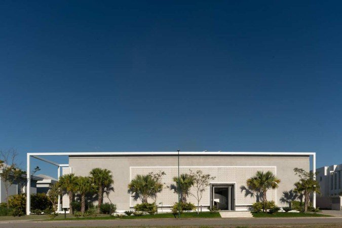 Projeto de Lovisaro Arquiteto, com a fachada da casa em muxarabi