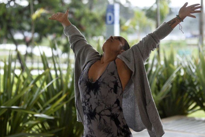  16/03/2023. Crédito: Minervino Júnior/CB/D.A Press. Brasil.  Brasilia - DF. Atividades ao ar livre. Aula de Yoga no Noroeste. Zilá Lima - Professora.