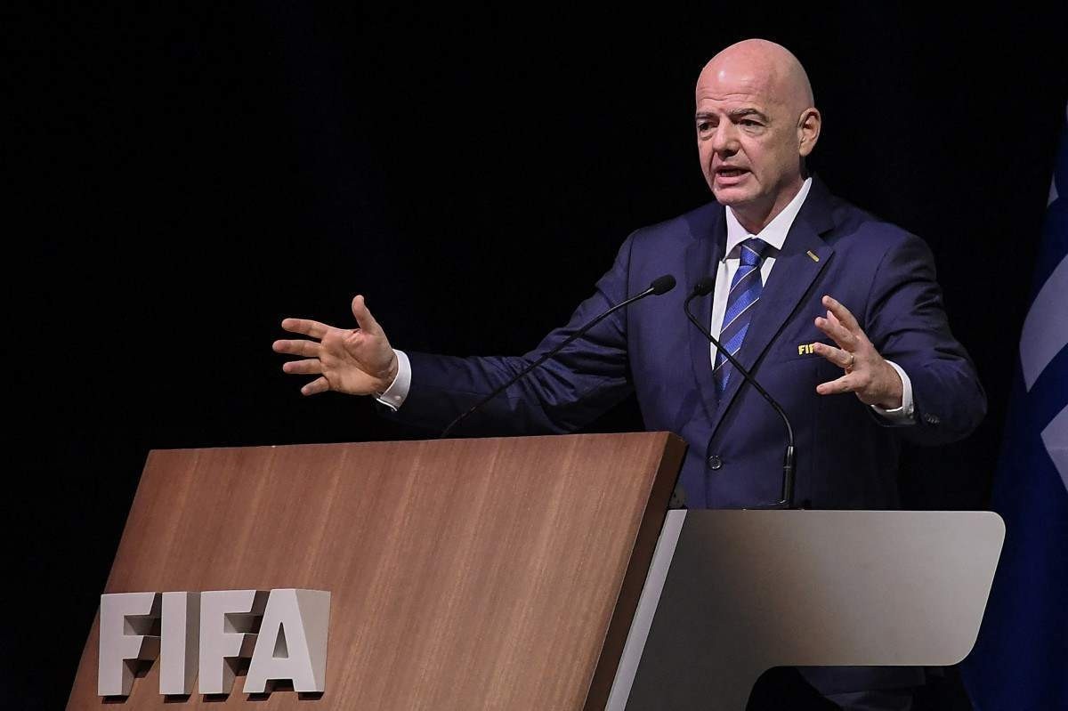 Presidente da Fifa quer 'derrota automática' de time com torcida racista