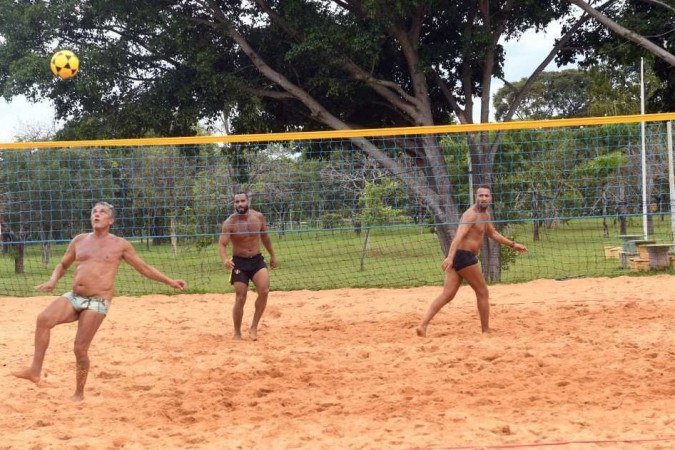 Luis Claudio Pinto (E) convida todos que quiserem a fazer parte do grupo de futevôlei que joga no Parque da Cidade