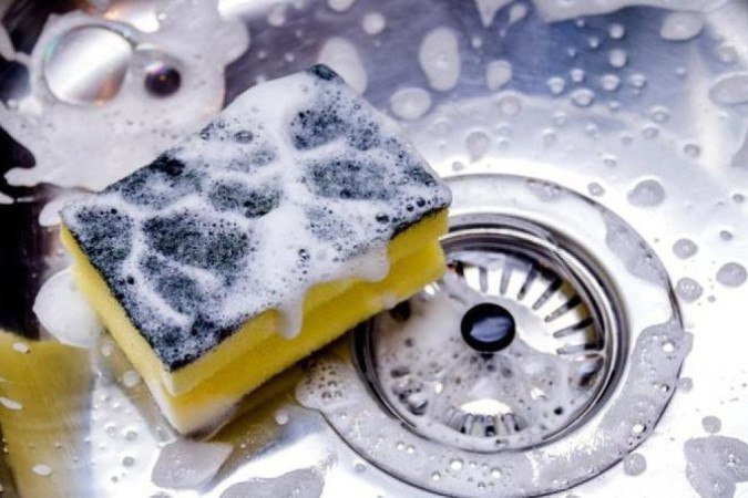 A esponja da cozinha é um dos objetos domésticos que mais abrigam germes - (crédito: Getty Images) A esponja da cozinha é um dos objetos domésticos que mais abrigam germes - (crédito: Getty Images)