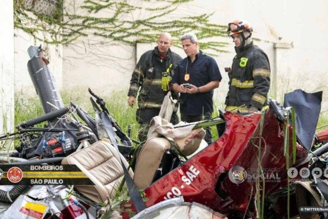 Bombeiros periciam helicóptero que caiu na Barra Funda, em São Paulo. Quatro pessoas morreram.