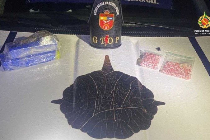 Os agentes avistaram o veículo no momento em que o motorista iria entregar a droga para um casal que chegou pouco tempo depois ao local - (crédito: PMDF/Divulgação) Os agentes avistaram o veículo no momento em que o motorista iria entregar a droga para um casal que chegou pouco tempo depois ao local - (crédito: PMDF/Divulgação)