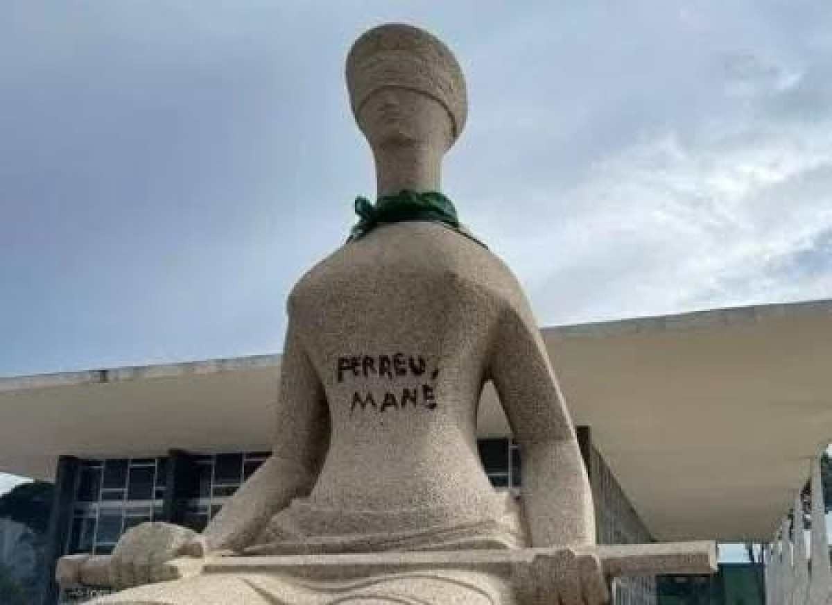 PF prende mulher que pichou estátua do STF e homem que sentou na cadeira de Moraes