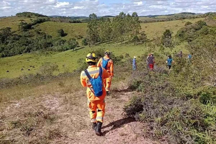 Homem é resgatado de penhasco de 30 metros depois de 4 dias perdido em MG