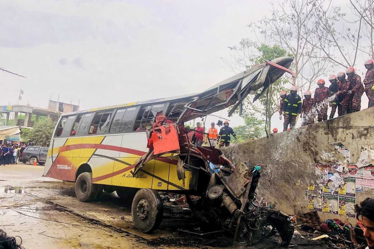 Acidente de ônibus deixa 19 mortos em Bangladesh