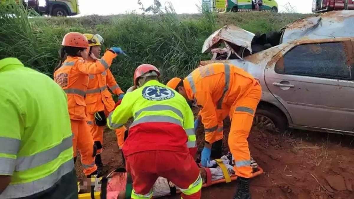 Pneu estoura, carro capota e fere seis de uma família em Minas Gerais