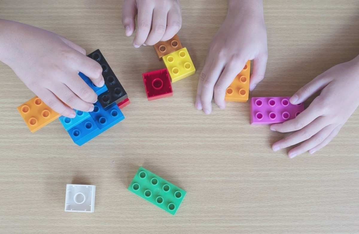 Cientistas engolem peças de lego para avaliar quanto tempo levam para defecar