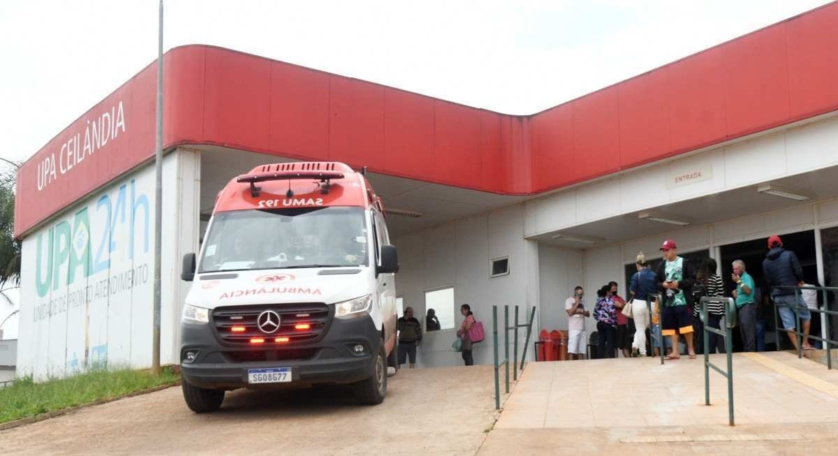 Fila de espera para atendimento na UPA I de Ceilândia, onde pacientes relatam que passam horas sem que sejam recebidos pelos médicos
