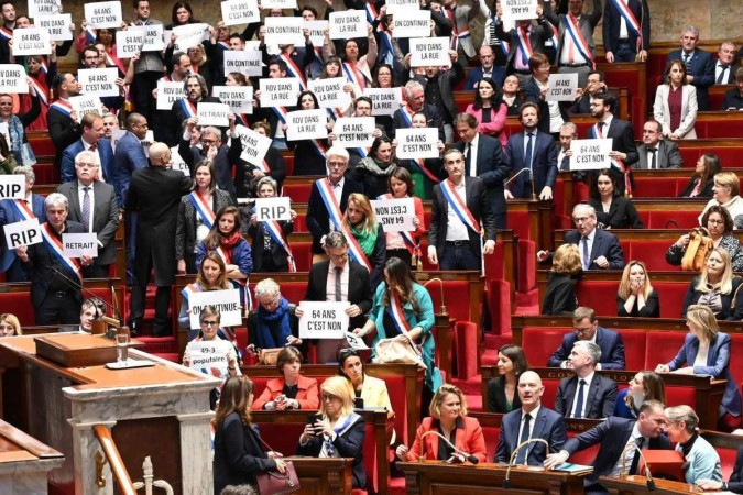 El Parlamento francés se resiste a la polémica ley de jubilación del Gobierno de Macron