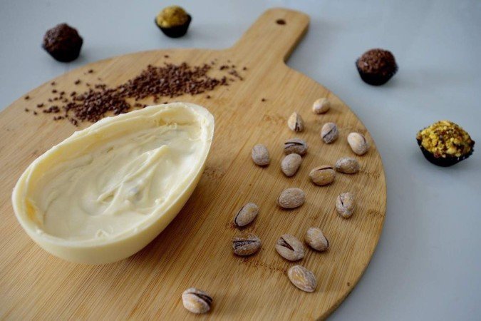  20/03/2023 CrÃ©dito: Marcelo Ferreira/CB/D.A Press. Brasil. Brasilia - DF -  ProduÃ§Ã£o caseira de ovos de pÃ¡scoa. Rebeca Boaventura FalcÃ£o (camisa sem manga) com Raquel Boaventura FalcÃ£o.