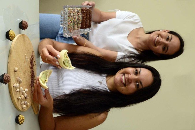  20/03/2023 Cr..dito: Marcelo Ferreira/CB/D.A Press. Brasil. Brasilia - DF -  Produ....o caseira de ovos de p..scoa. Rebeca Boaventura Falc..o (camisa sem manga) com Raquel Boaventura Falc..o.
    