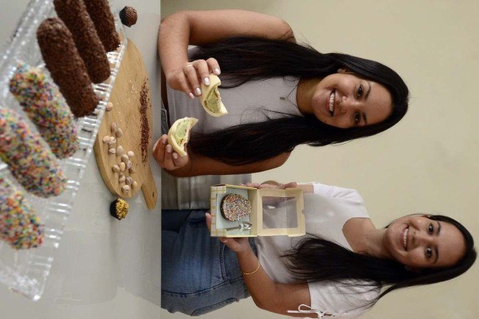  20/03/2023 Cr..dito: Marcelo Ferreira/CB/D.A Press. Brasil. Brasilia - DF -  Produ....o caseira de ovos de p..scoa. Rebeca Boaventura Falc..o (camisa sem manga) com Raquel Boaventura Falc..o.
    