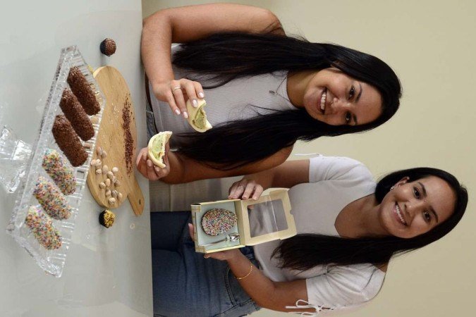  20/03/2023 Crédito: Marcelo Ferreira/CB/D.A Press. Brasil. Brasilia - DF -  Produção caseira de ovos de páscoa. Rebeca Boaventura Falcão (camisa sem manga) com Raquel Boaventura Falcão.