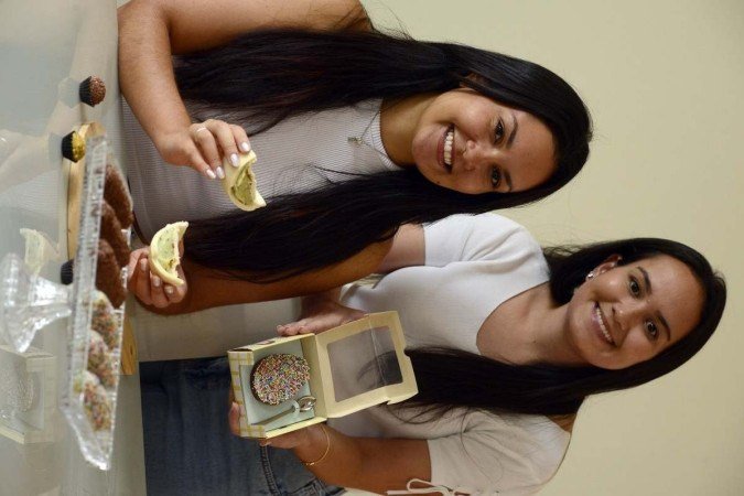  20/03/2023 Crédito: Marcelo Ferreira/CB/D.A Press. Brasil. Brasilia - DF -  Produção caseira de ovos de páscoa. Rebeca Boaventura Falcão (camisa sem manga) com Raquel Boaventura Falcão.