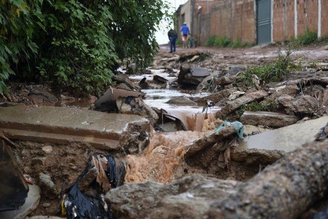  20/03/2023. Crédito: Minervino Júnior/CB/D.A Press. Brasil.  Brasilia - DF. Estragos da chuva no Sol nascente na Ceilândia.