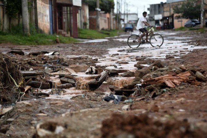  20/03/2023. Crédito: Minervino Júnior/CB/D.A Press. Brasil.  Brasilia - DF. Estragos da chuva no Sol nascente na Ceilândia.