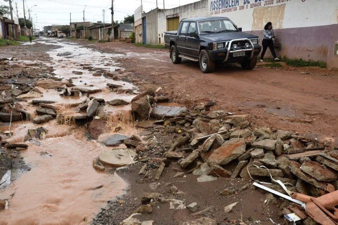  20/03/2023. Crédito: Minervino Júnior/CB/D.A Press. Brasil.  Brasilia - DF. Estragos da chuva no Sol nascente na Ceilândia.