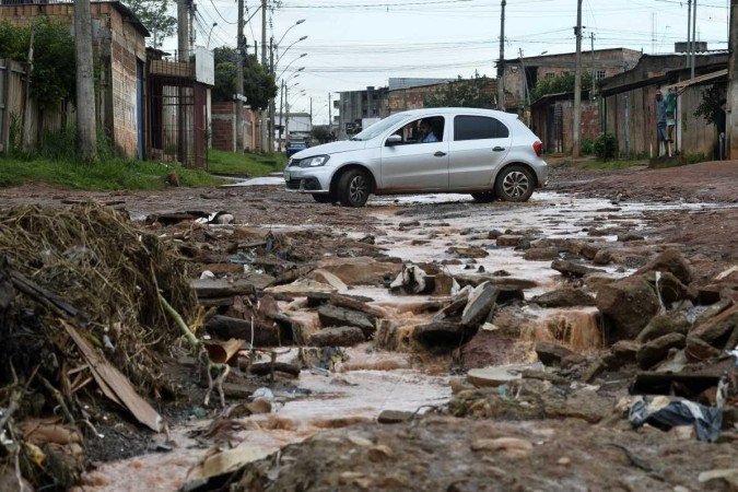  20/03/2023. Crédito: Minervino Júnior/CB/D.A Press. Brasil.  Brasilia - DF. Estragos da chuva no Sol nascente na Ceilândia.