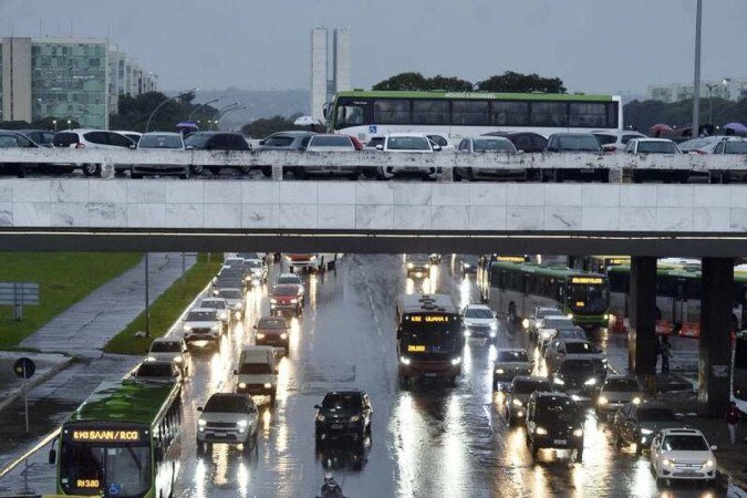 Trânsito na Rodoviária do Plano Piloto durante chuva. - (crédito: Minervino Júnior/CB/D.A.Press) Trânsito na Rodoviária do Plano Piloto durante chuva. - (crédito: Minervino Júnior/CB/D.A.Press)
