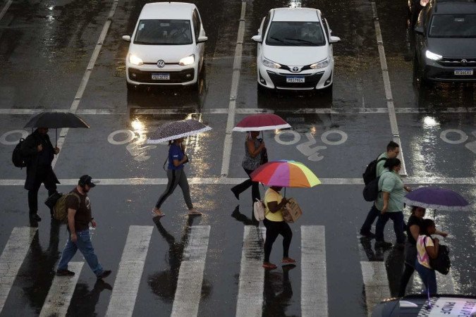 Pedestres andam na faixa durante chuva na Rodoviária do Plano Piloto -  (crédito: Minervino Júnior/CB/D.A.Press)