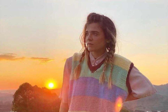 Em suas redes sociais: colete de tricô colorido, confeccionado por ela mesma