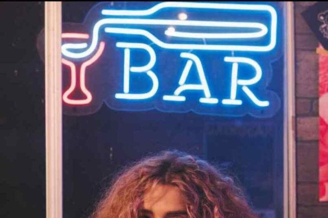 Karen Jonz tricota durante os intervalos da gravação do making of  do clipe de sua música nova Certeza absoluta