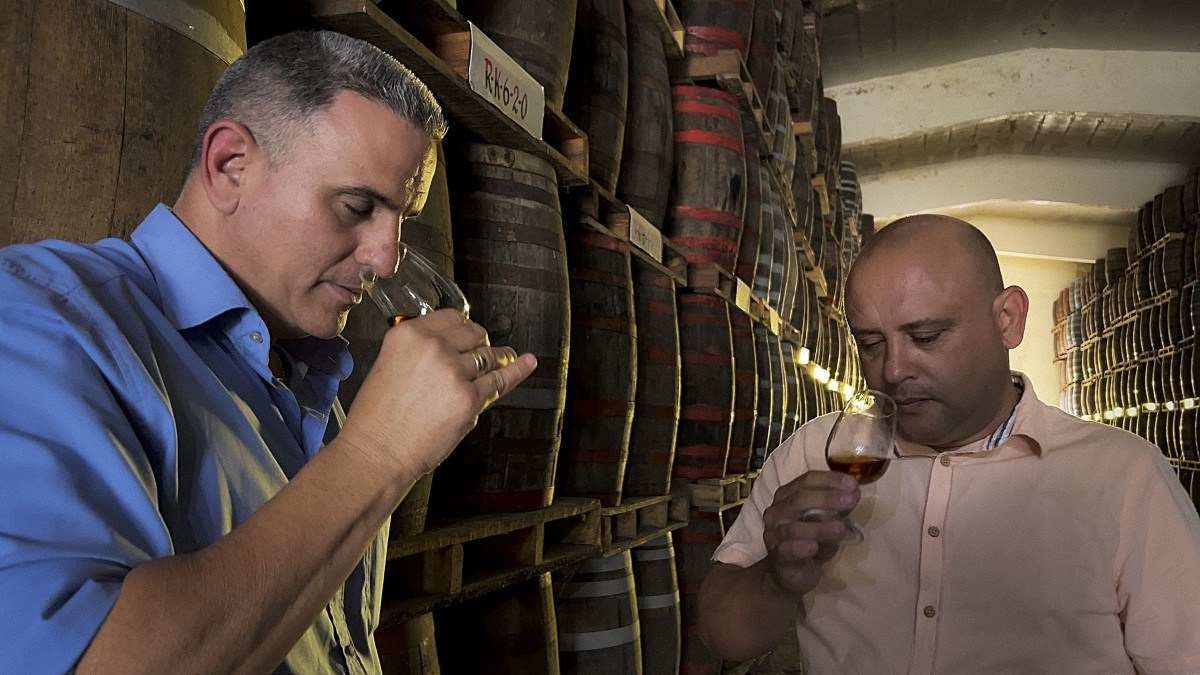 Mestres do rum preservam saber centenário em Cuba