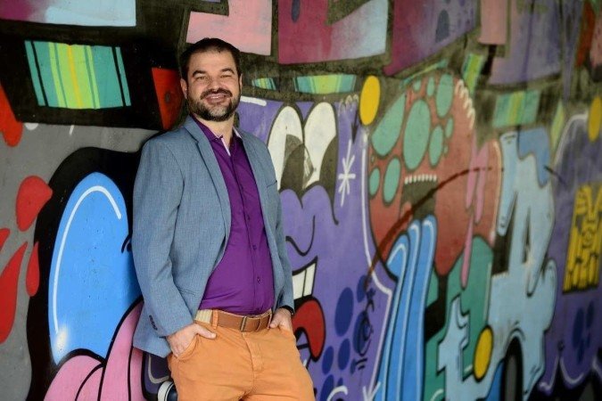 O consultor em desenvolvimento aproveitando as novas cores selecionadas por meio da consultoria de imagem. 