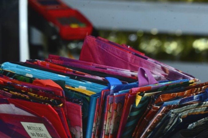 comércio aposta em sacolas biodegradáveis e retornáveis