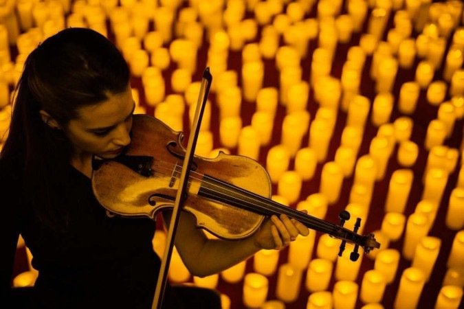 O violino costuma estar presente nos espetáculos Candlelight. - (crédito: Fever/Divulgação) O violino costuma estar presente nos espetáculos Candlelight. - (crédito: Fever/Divulgação)
