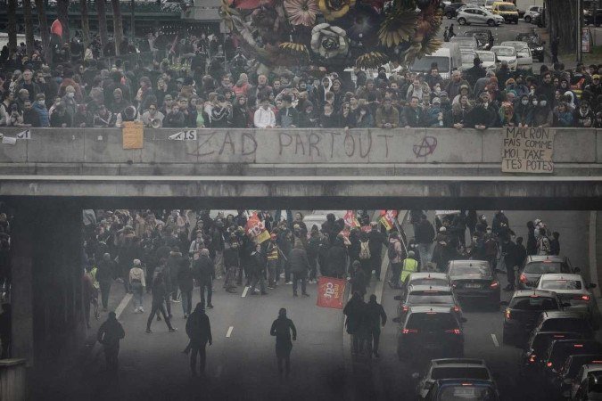 Rodovia é bloqueada durante eata, em Lyon, no centro da França: protestos se intensificam - (crédito: Jeff Pachouyd/AFP) Rodovia é bloqueada durante eata, em Lyon, no centro da França: protestos se intensificam - (crédito: Jeff Pachouyd/AFP)