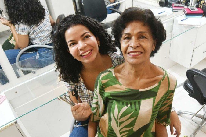 Formada em direito pela UnB, Paula fez mestrado no exterior e neste mês foi listada pela revista Época Negócios, como uma das 100 mulheres da inovação. Cresceu vendo a mãe trabalhar duro no salão de beleza (abaixo)