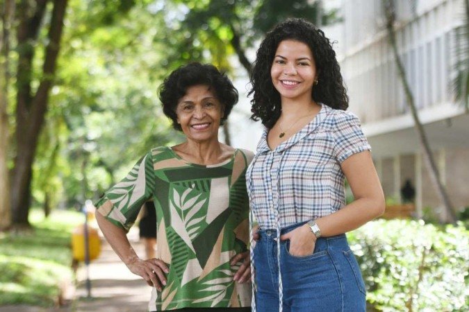  23/03/2023 Credito: Ed Alves/CB/DA.Press. Cidades. Paula Sampaio e sua Mae Maria do Carmo. Nasceu na Ceilândia, filha de uma mulher preta, que viveu por 18 anos em trabalho análogo à escravidão. Foi bolsista em colégios particulares, formou-se em Direito na UnB, tem mestrados na LSE e na U Penn. Passou pela Ambev, BCG e XP. A partir de 3 de abril será a nova líder de estratégia e inovação global da joalheria Pandora, na sua sede, em Copenhague, na Dinamarca. Ela tb é especialista em criptoativos, fez o texto do marco das criptomoedas aprovado no Senado e que virou lei.  foi listada neste mês, pela Época Negócios, como uma das 100 mulheres da inovação: