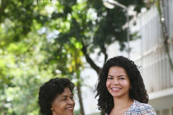  23/03/2023 Credito: Ed Alves/CB/DA.Press. Cidades. Paula Sampaio e sua Mae Maria do Carmo. Nasceu na Ceilândia, filha de uma mulher preta, que viveu por 18 anos em trabalho análogo à escravidão. Foi bolsista em colégios particulares, formou-se em Direito na UnB, tem mestrados na LSE e na U Penn. Passou pela Ambev, BCG e XP. A partir de 3 de abril será a nova líder de estratégia e inovação global da joalheria Pandora, na sua sede, em Copenhague, na Dinamarca. Ela tb é especialista em criptoativos, fez o texto do marco das criptomoedas aprovado no Senado e que virou lei.  foi listada neste mês, pela Época Negócios, como uma das 100 mulheres da inovação: