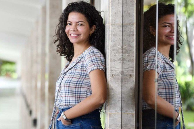  23/03/2023 Credito: Ed Alves/CB/DA.Press. Cidades. Paula Sampaio e sua Mae Maria do Carmo. Nasceu na Ceilândia, filha de uma mulher preta, que viveu por 18 anos em trabalho análogo à escravidão. Foi bolsista em colégios particulares, formou-se em Direito na UnB, tem mestrados na LSE e na U Penn. Passou pela Ambev, BCG e XP. A partir de 3 de abril será a nova líder de estratégia e inovação global da joalheria Pandora, na sua sede, em Copenhague, na Dinamarca. Ela tb é especialista em criptoativos, fez o texto do marco das criptomoedas aprovado no Senado e que virou lei.  foi listada neste mês, pela Época Negócios, como uma das 100 mulheres da inovação:
